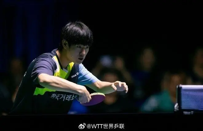 雨果在乒乓球比赛中以3比0完胜对手 三局比分均为大比分领先