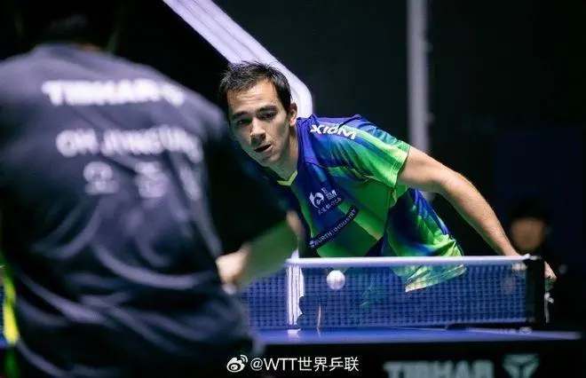 雨果在乒乓球比赛中以3比0完胜对手 三局比分均为大比分领先