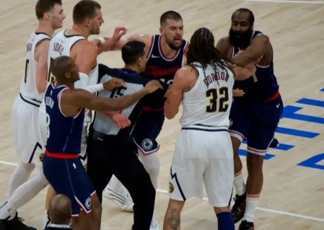 NBA赛场爆发冲突 约基奇哈登领技术犯规戈登追打球迷引发骚乱