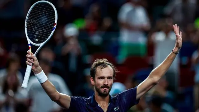 俄罗斯名将梅德韦杰夫直落两盘击败德米纳尔 晋级网球男单下一轮