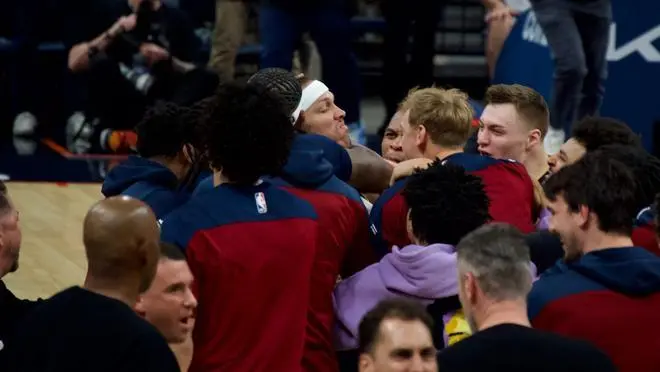 详细阅读:掘金队逆转战胜雷霆队取得季后赛首胜 约基奇贡献42分22篮板6助攻 掘金队逆转战胜雷霆队取得季后赛首胜 约基奇贡献42分22篮板6助攻