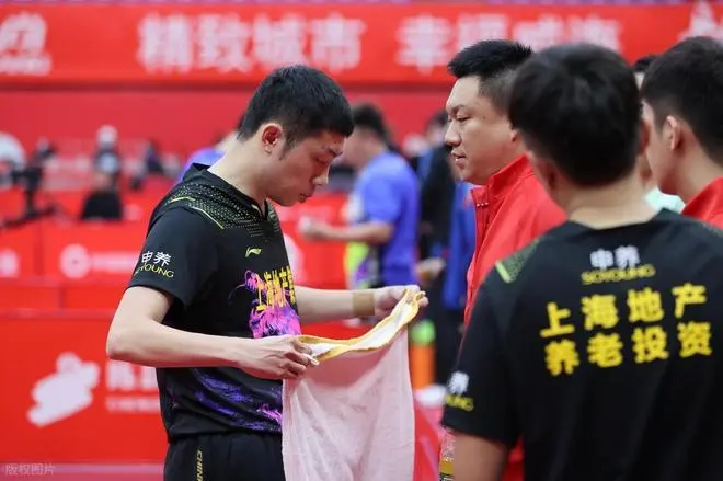 许昕在乒乓球比赛中意外负于年轻选手 双方发球技术引发裁判争议