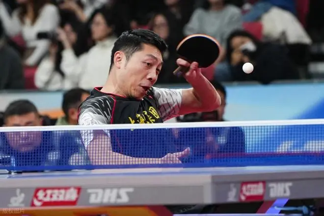 许昕在乒乓球比赛中意外负于年轻选手 双方发球技术引发裁判争议