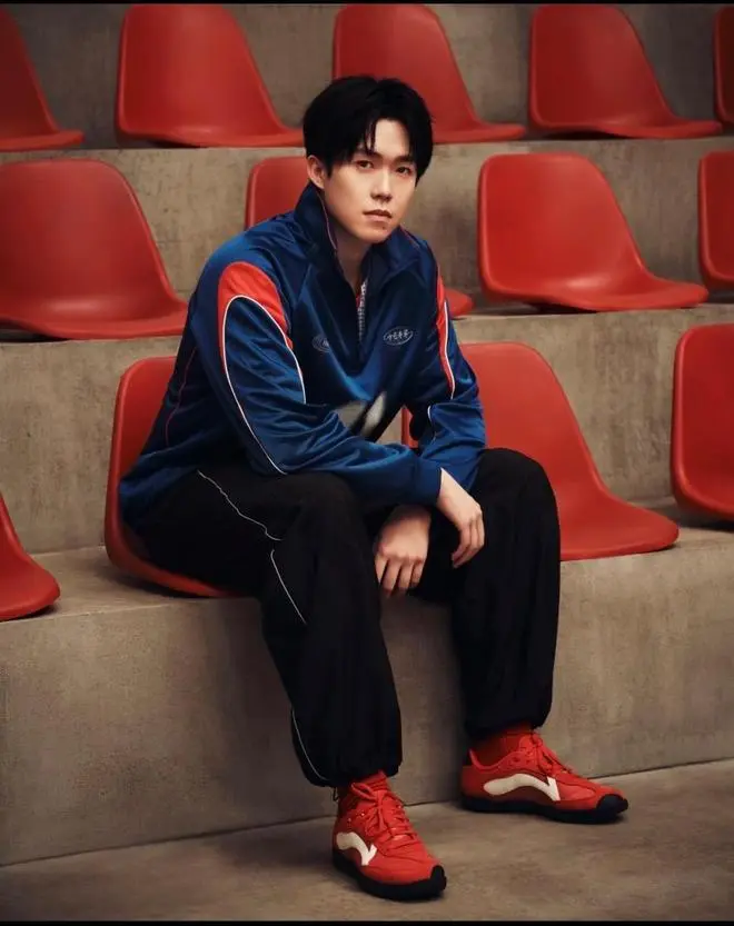 王楚钦社交媒体发布广告牌合影引发粉丝热议