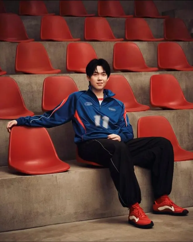 王楚钦社交媒体发布广告牌合影引发粉丝热议