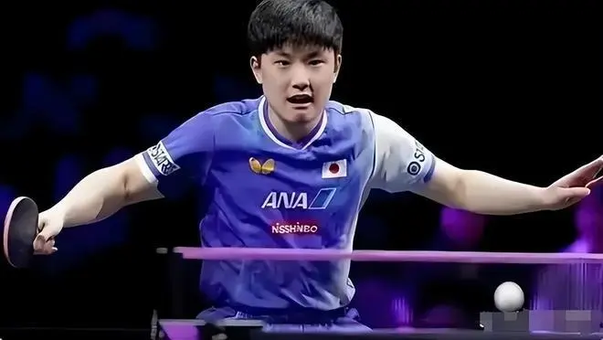 张本智和在比赛中采用自杀式奔球战术引发热议