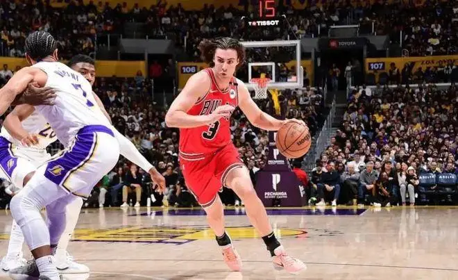 7月1日NBA自由球员市场开启 多支球队展开球员签约谈判