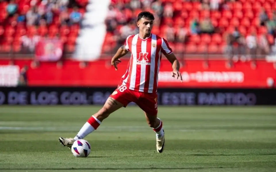 米兰引援动态：右后卫马赫克-普维尔进入红黑军团视野