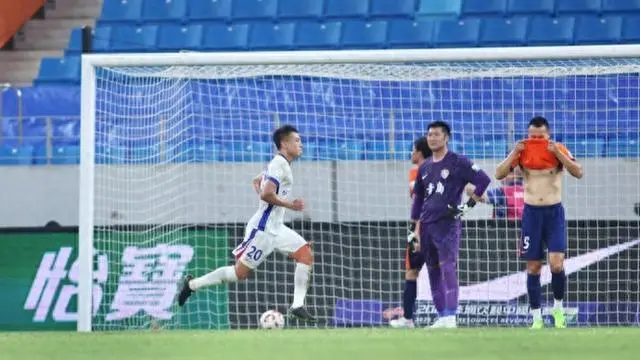 "申花绝平背后：防线隐患与老将价值的双重解读"