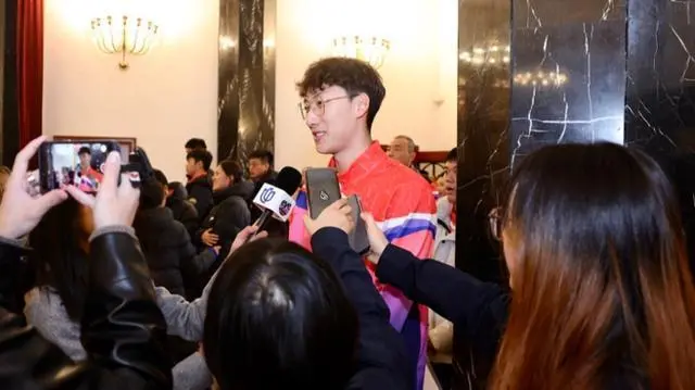 上海田径队师徒刘翔与徐卓一获表彰 新生代选手备战巴黎奥运会110米栏