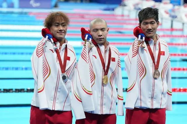 中国残特奥会游泳冠军袁伟译突破自我备战新赛事