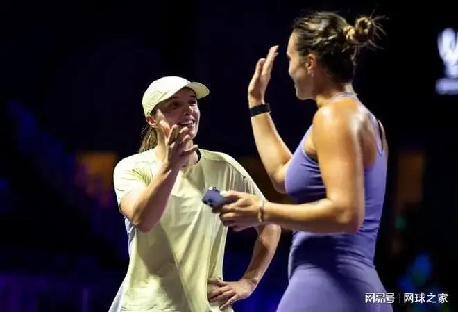 萨巴伦卡评价世界顶级球员表现并探讨职业网球运动员体能训练重要性